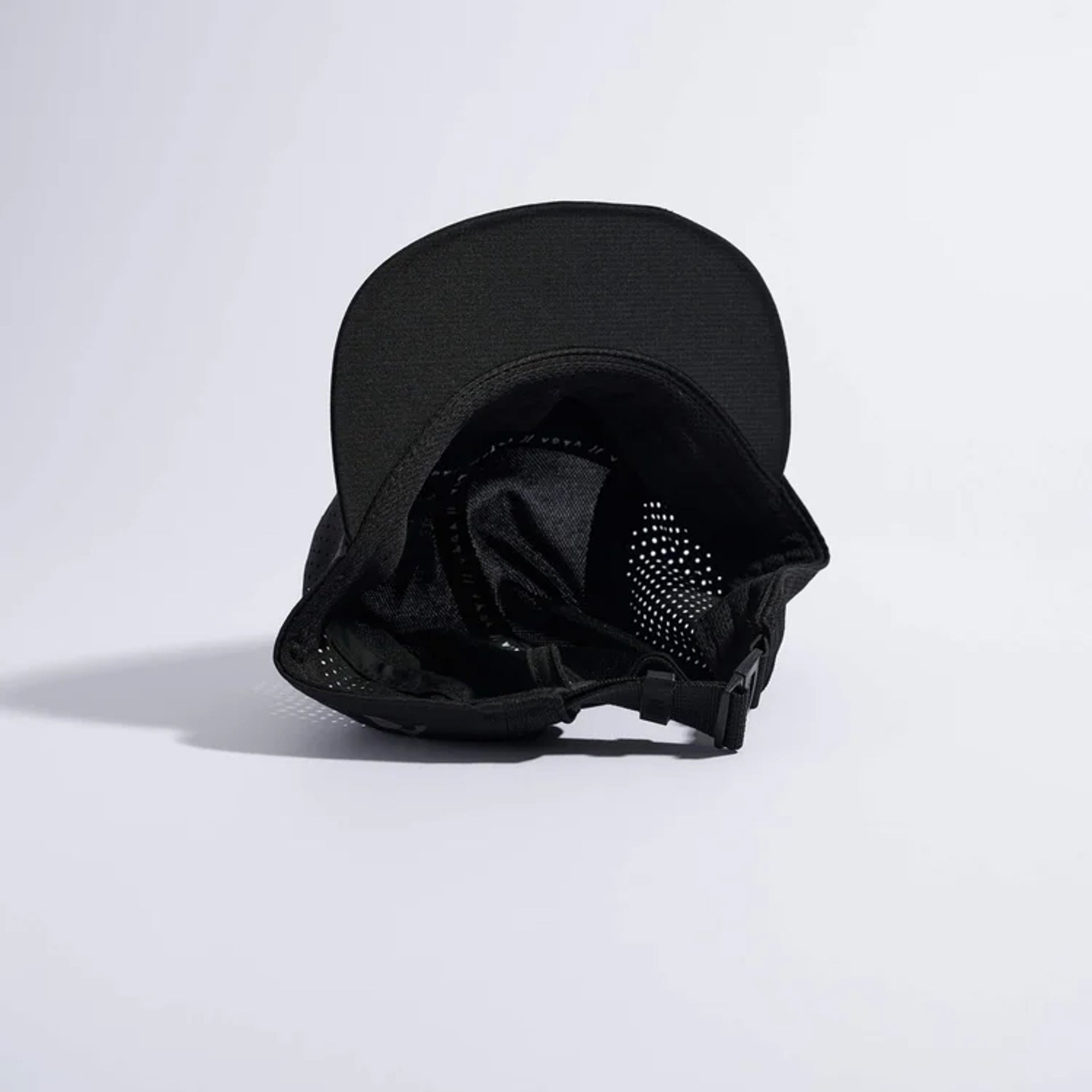 Vaga Feather Racing Cap in Black